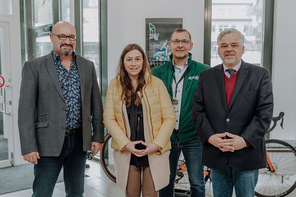 (v.l.) Prof. Dr. Gereon Berschin (Leiter des Sportzentrum an der Universität Passau), Andrea Groß (Stellv. Direktorin AOK Passau-Rottal-Inn), Ulrich Wetzel (AOK Passau-Rottal-Inn ) und Kanzler Dr. Achim Dilling 