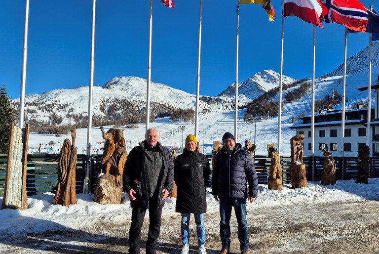 In Sestriere: Universitätspräsident Prof. Dr. Ulrich Bartosch, Skilangläufer Johannes Kuchl und Leiter des Sportzentrums Prof. Dr. Gereon Berschin (v. l. n. r.)