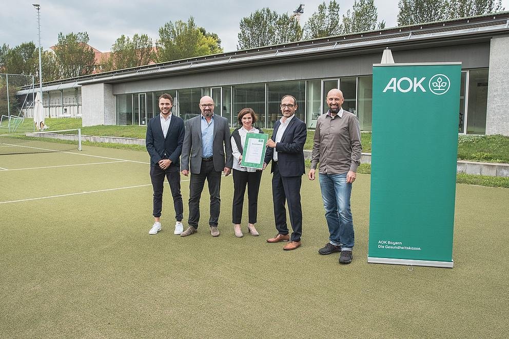 v.l. Andreas Weishäupl (Projektleiter „Gesund studieren“, Uni Passau), Prof. Dr. Gereon Berschin (Leiter Sportzentrum, Uni Passau), Prof. Dr. Bettina Noltenius (Vizepräsidentin für Studium, Lehre und Ethik, Uni Passau), Richard Kirmaier (Direktor AOK-Direktion Passau-Rottal-Inn), Markus Carrasco (Gesundheitsexperte AOK-Direktion Passau-Rottal-Inn) 