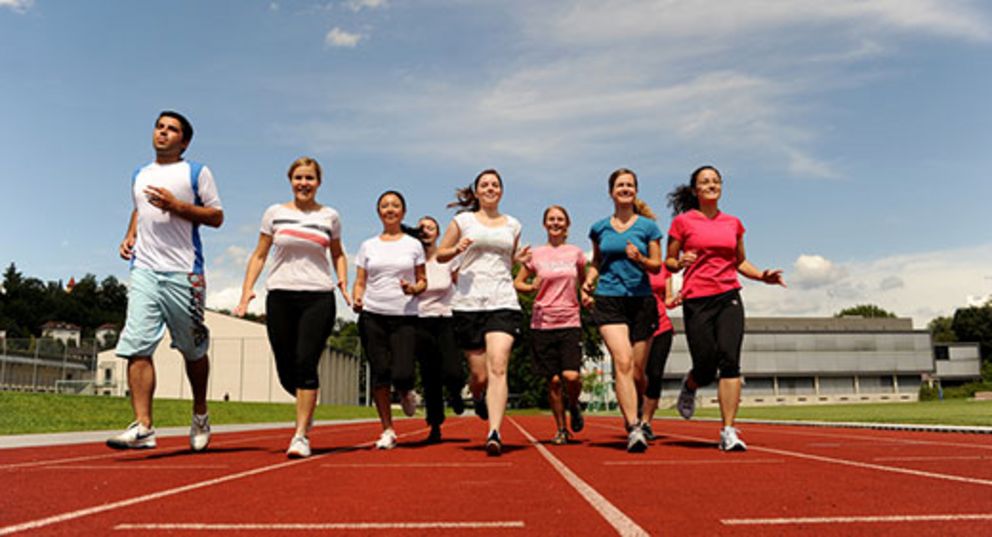 Studierende auf dem Sportplatz der Universität Passau